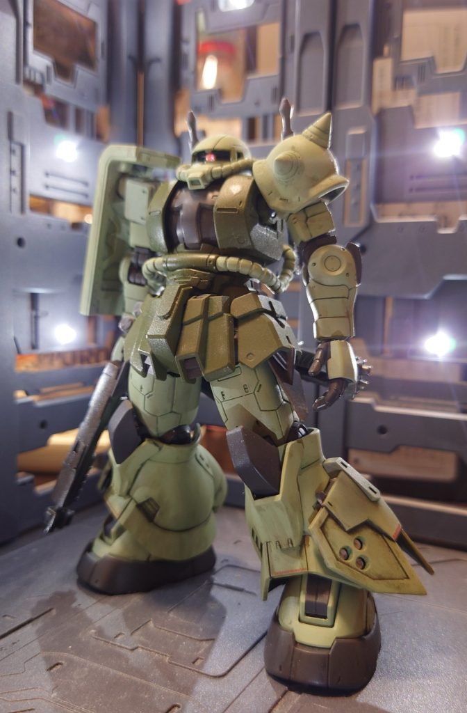 カラーリングはノーマルザクとほぼ同じ。胴体の濃い緑だけ濃い目にしています。プロポーション変更は肩軸根元削り、ポリキャップ反転膝関節千鳥加工(いつものその一)胸部前後幅増し(いつものその二)脚部増加装甲エッジ追加モノアイクリア化…とまあ、定番加工ばかりですね…一応、手足は後ハメ加工しております。