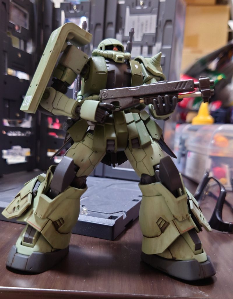 右前方です。シールドは、スパイク無しのノーマルタイプにしました。メイン武装はショットガン。ケンプファー用です。ルナ・チタニウム製の散弾なので、連邦の新型にも一泡吹かせられるはずw地味にフォアグリップ可動させられる様にしてみました。腰にはクラッカーを装備。戦いの中で連邦のMSに効果のあった武器をチョイスしていった…と言ったところでしょうか。