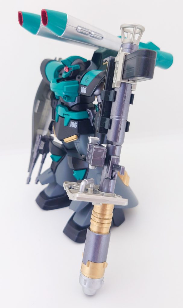 左側面左肩にシールドを取り付けており、大型ビームバズーカは使用時以外は左肩のシールドに取り付けてあります。