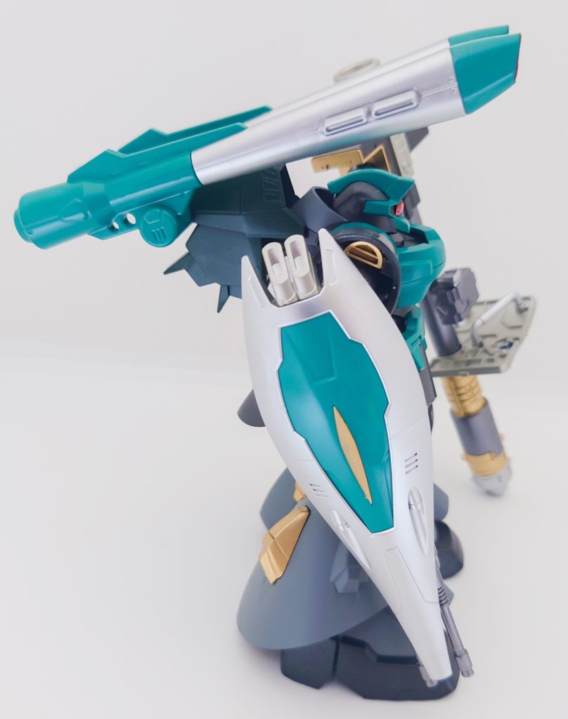 右側面右腕にはシールド兼ビーム砲を搭載したシールドを装備しております。