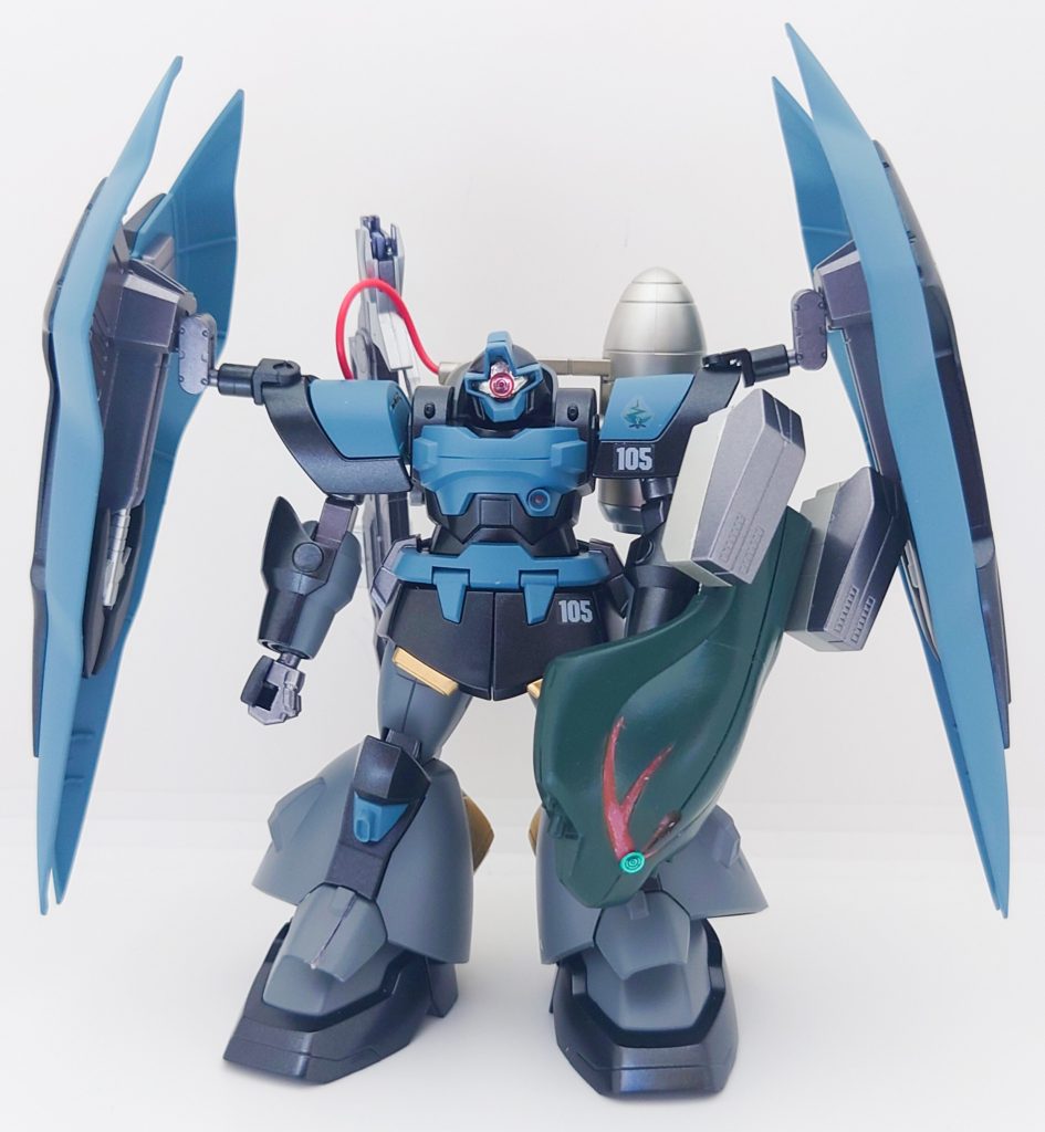 正面両肩に大型シールドを装備しているのが特徴です。