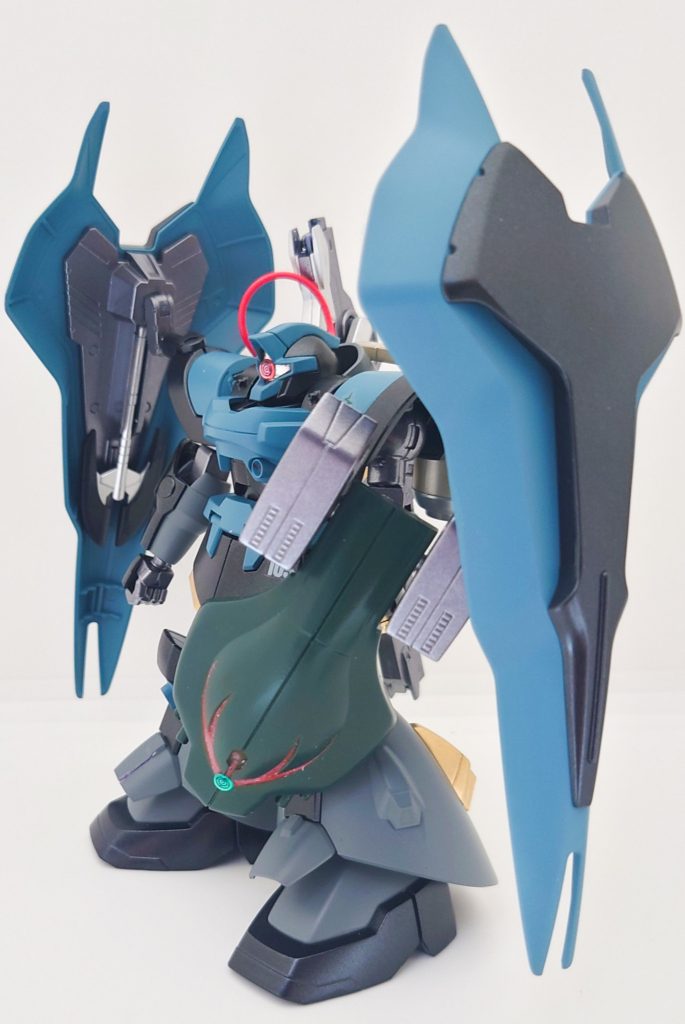 側面左腕にはシールド兼高性能索敵センサーを内蔵したシールドを装備しています。