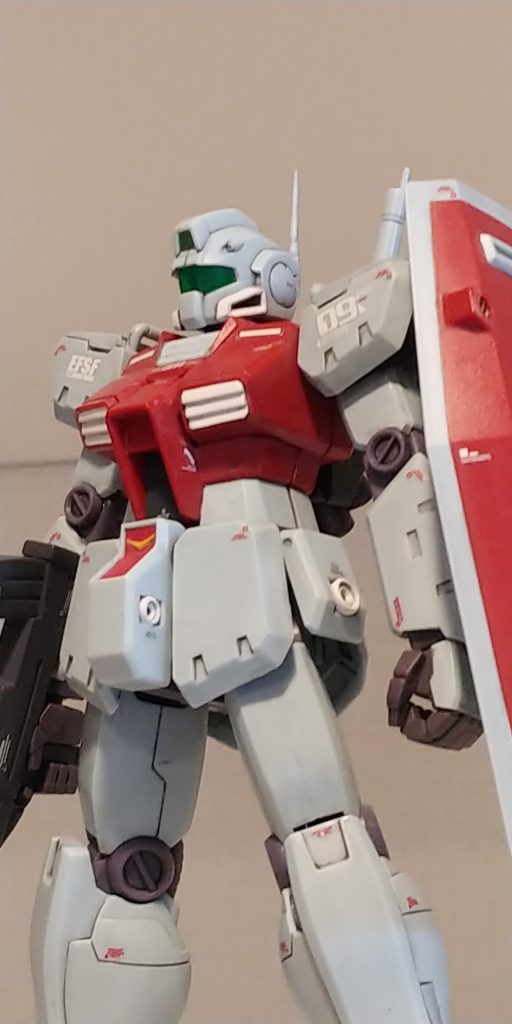 白いバーニアを追加工作し筆塗り、スジ彫り、墨入れ、デカールでセンチネルっぽく。