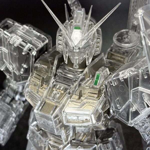 MG 1/100 νガンダム Ver.Ka [メカニカルクリア] 一部塗装完成品 特別企画】透明度の高いクリアパーツを採用したνガンダム！ 「MG