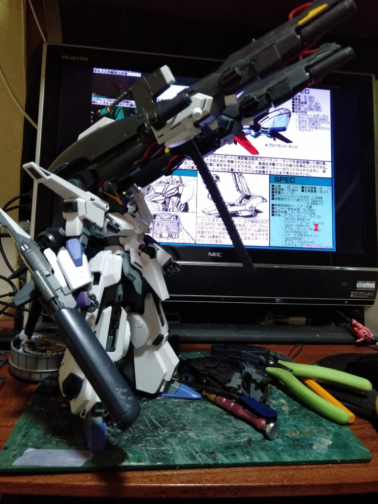 FAZZ Wキャノン‼ってｗ、フルアーマーZZガンダムを製作した時に、余ってた”ハイメガ・キャノン”を次いでなので、製作して装備したトコですｗｗｗ。まぁこれだけ重いと、「ＭＧZZガンダム」は後ろ向きに倒れやすい～では無く、バランスが取れますけどね？。作中でもこういう装備だったら・・・MK‐Ⅴに勝てたかなぁ？。何気にビームサーベルのパーツは入ってないのに、どうして外して装着できるように、砲身兼ビームサーベル風の組み立て説明書に、記載してんだろねっ？設定では単なるキャノンなのに。　　　ちなみに、気が向いたらというか、またZZガンダム購入できれば(気軽にね？)、”スーパーＧフォートレス”を製作したいので、保管しますよ、もう１個のハイメガ。