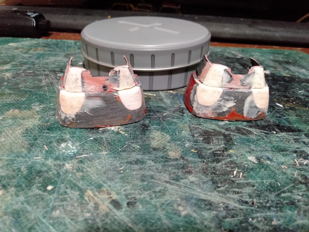 作業再開の第一弾は簡単な個所からｗ。大河原邦男先生の設定画ならびにArk Performance先生の作画にも、MGで新考察された”バーニア噴射口の逃げ口”が存在無いので、塞ぎます。ソール接続部分に出っ張りが付いてるのでまずはカットします、その後かかと❔部分に張り付けＳＳＰパテで整形し直します。硬化後切削して表面に”タミヤホワイトパテ”を散布して、表面の気泡や見えにくい隙間などを埋めます。これで設定画や作画のような形になりました。