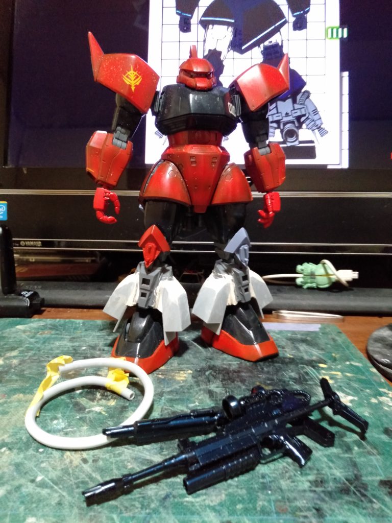 ビーム・チャクラムは、”5mmプラパイプ”と”3mmクリアプラ棒”の組み合わせで製作します、手元のキット在庫でＢＲタイプ用のビームライフル改は”３機分”しか手元に無いから、コレも仕方ないんでノーマルのビームライフルから改造しました。本体の方は去年12月末から半年以上放置してたので、かなり前の気分と、今の気分の製作方針の差をすり合わせて、製作スタートしました。なので矛盾もアルかも？ね。