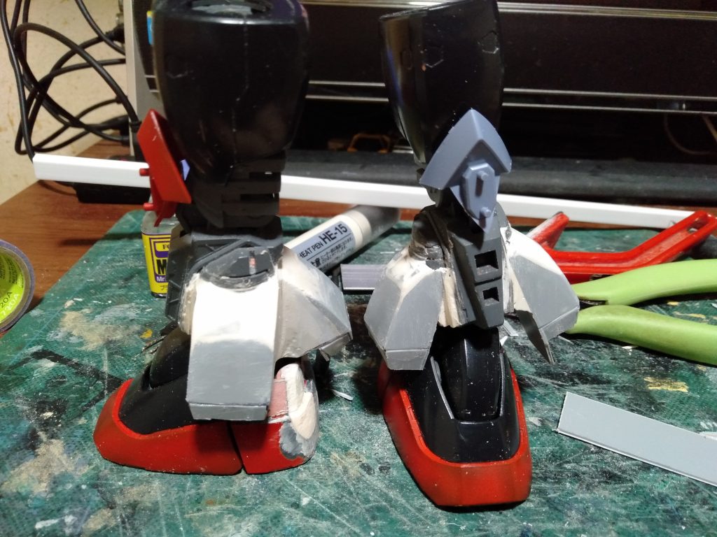 ソール関係の改造は、良さげになりそうなので、次の工程に移ります。大まかな感じで箱組みし、装着させた箇所のバーニア基部の修正をします。設定画や作中などを見返して、角度の確認をして切り込みを入れて曲げます。そして接着してその箇所の補強に、裏打ちを含めてＳＳＰパテを塗りつけていきます。乾燥したのちに、削りや修正をして、バーニアの取り付け基部を創ります。今回はプラボウで大まかな感じに取り付けて、ボールジョイント化をしようと想いますっても、キットの取り除いた”バーニア”の基部を基本にしての改造になります。でもバーニア自体は”コトブキヤ”等のバーニアセットからチョイスに成りそうですね？。