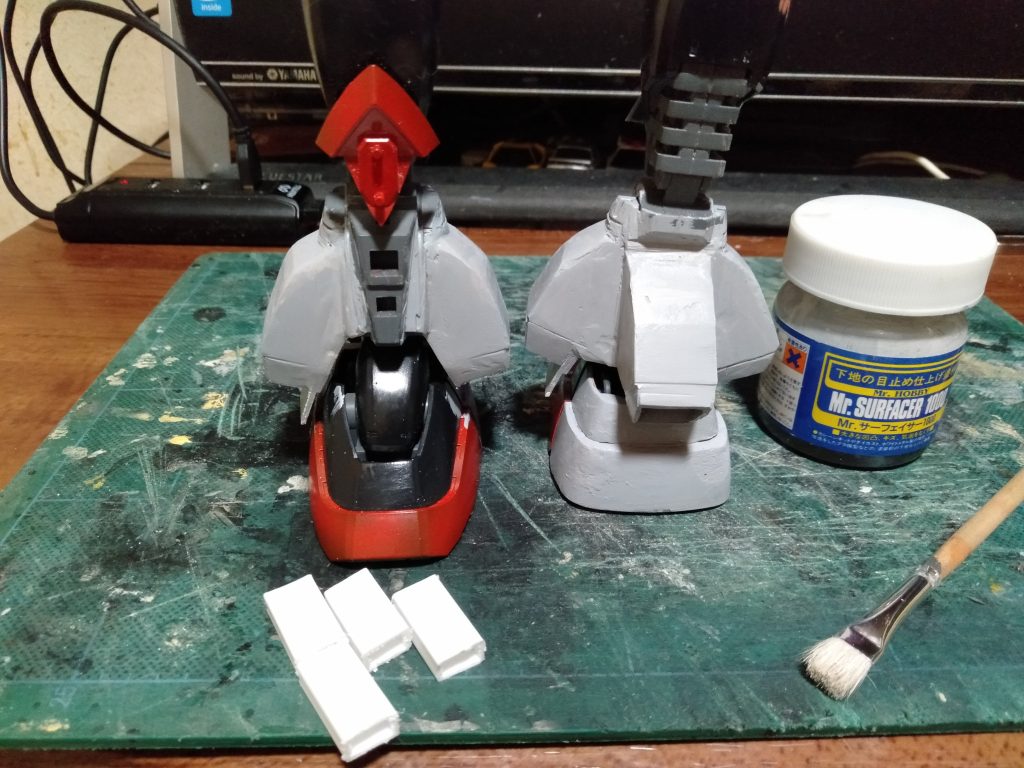 次に補助バーニア❔姿勢制御用バーニア❔らしき物の製作に入る前に、瓶サフでチェックしてるトコです。後々に型取りして複製し、他の専用機の製作に使う為に。パーツは、”エバ―グリーン製”の中空角プラボウを使用します、楽なんでｗ。その後に周囲に付く動力パイプや、補助動力らしきパーツの製作にも入ります。これが済めば、あとはカットしてある足のカバーの修正、ビームライフルの改造そして肝心の”ビーム・チャクラム”の製作だけですね。