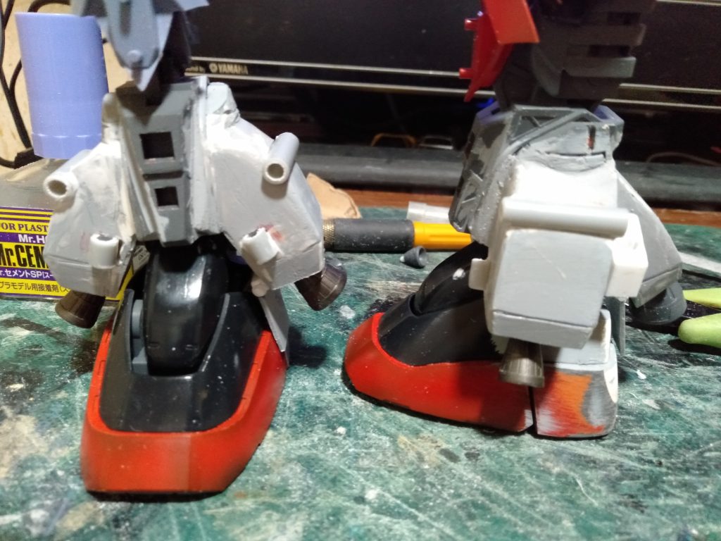 とまぁ～こんな感じになってます。サブ・スラスターの周辺の可変板を、しょ～もない考えで可動できるようにしましたｗ。コレは一定の角度だと「意味を成さないかなぁ～」と想っただけです。まぁ次回製作時は・・・止めときます。脚部もあとは、動力パイプの設置処理と補助動力用パイプの取り回しくらいです。ので次回からは”武器”周辺を製作に入ろうと想います、ブースターパックはとりあえず、旧MＧ版の方を使用します。