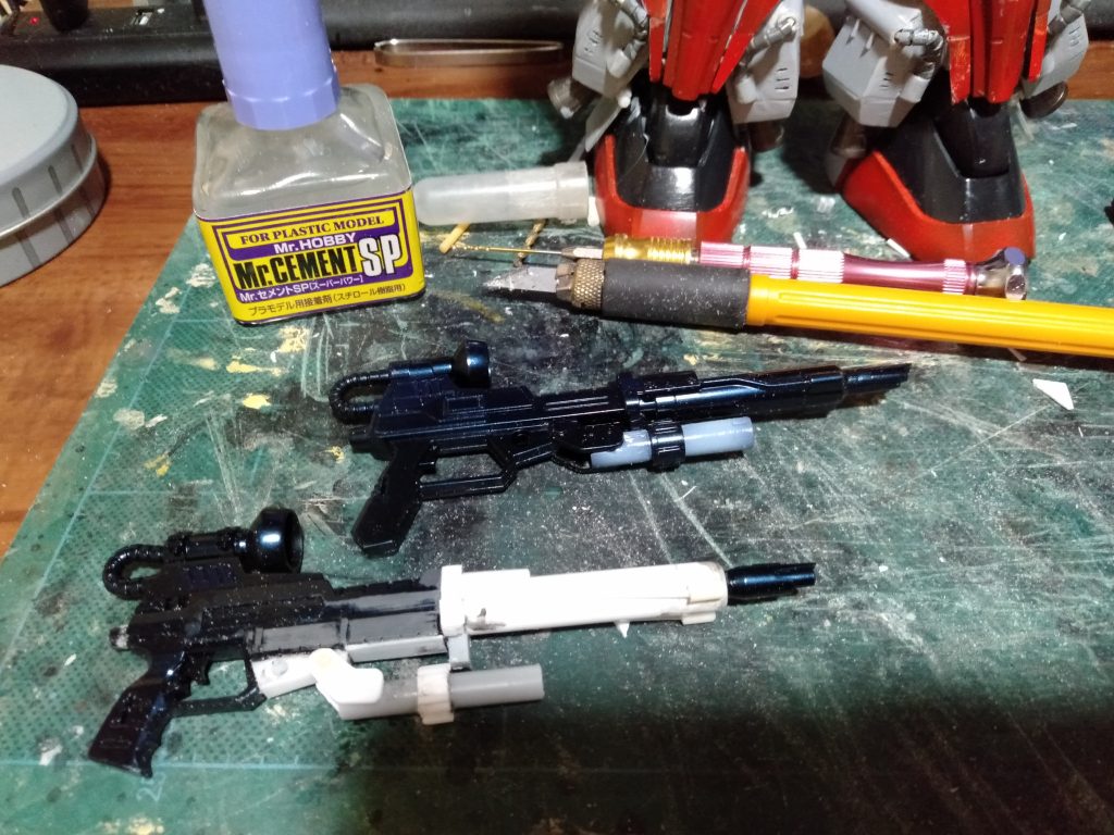 さて、キットに付属の武器類は創る時に、嫌になったり後回しにするけど・・・スクラッチするような武器類は好きなんだよなぁぁ。なもんで、製作時間は２時間くらい、完ぺきとは言えないけど、模倣は出来たような気がしますｗ。奥には、足回りのスクラッチが完了した本体です。改造ビームライフルの作業は、あとホルダーを創るだけです。高機動型ゲルググ、ジョニー・ライデン少佐専用のキットに付属している、