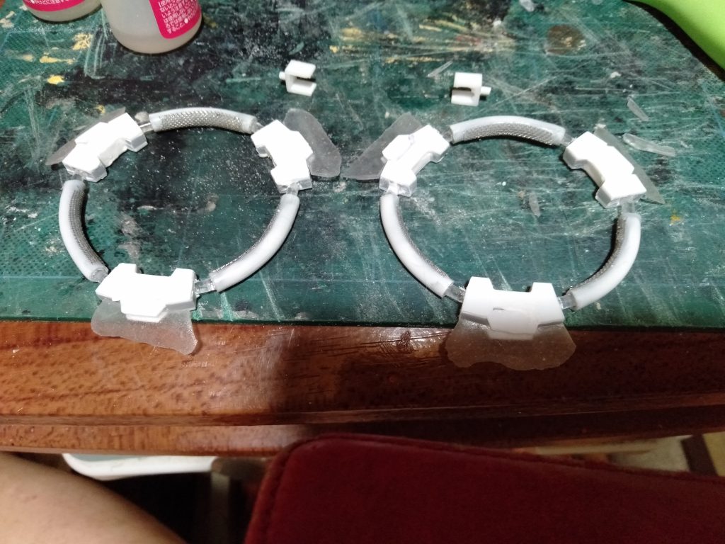 腰部脇の”ビームチャクラム・ホルダー”を製作するにあたり、コミックスを読み返したら、チャクラムには滑り止め加工がある様なので、一般的なDIYセンターなので販売されてる、メッシュ板を使って瞬着にて、張り付けます。ホルダーは旧ＭＧゲルググ用の”ビームナギナタ・ホルダー”が良さげなんですが、品切れで部品注文が出来ないので、プラ角棒8ｍｍとプラ棒2ｍｍでそれ風に、でっち上げ製作しますｗ。まぁべつに、戦場までと戦闘後の帰還ぐらいにしか、ホールドしてないでしょうし、安易な簡易式でいいかなぁぁ。と考えた末がコレですわ（笑）、それとクリアレジンで”ビーム刃”を創ってみた。このあとまた、仕上げ塗装の為の下準備に、全体にペーパーやすりで磨きます。それでいよいよ、本塗装に入りますね？、仕上がりだけは期待せずにm(__)m。