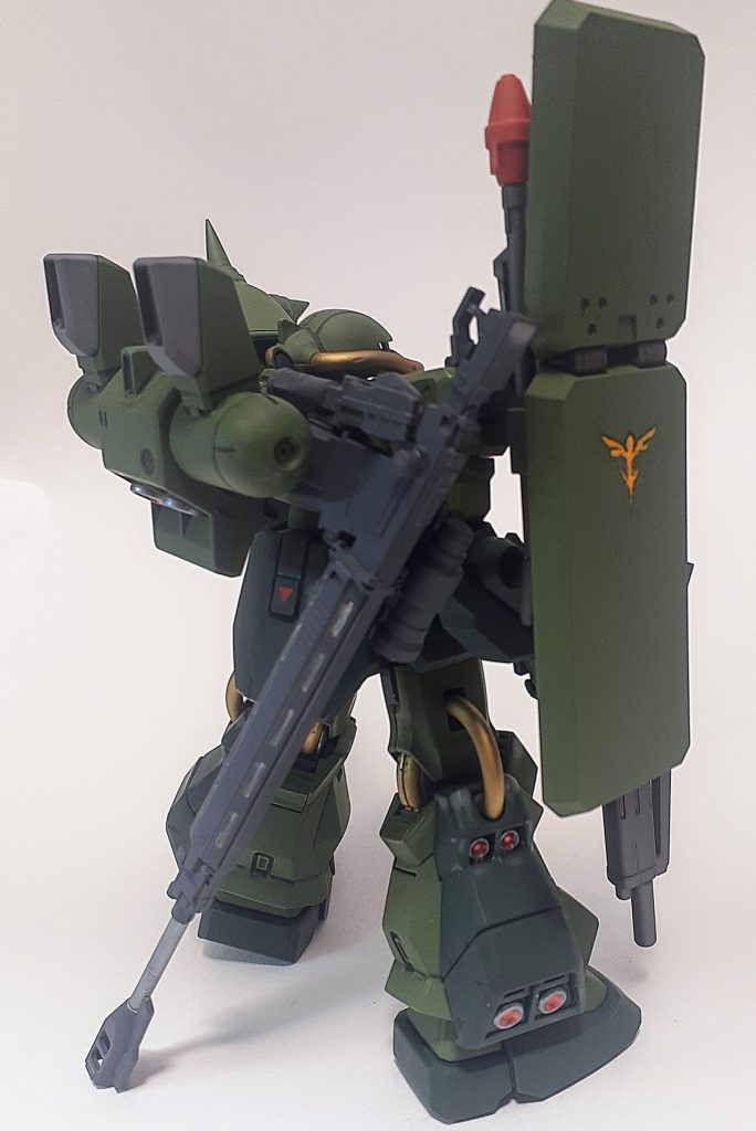 背後にはザクの対艦ライフルを装備