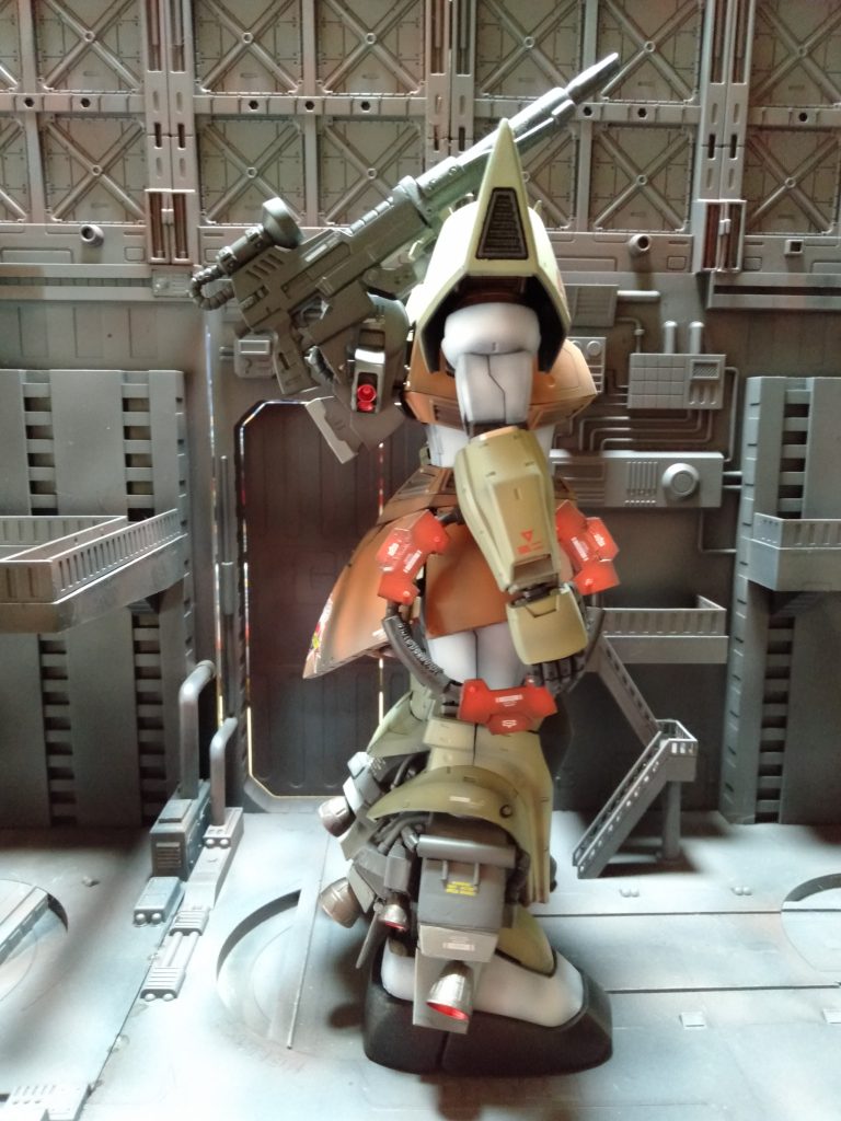 今回本体の色は、いろいろ暗中模索しました。「大河原邦彦先生は、ゼロ戦とか戦闘機が好きだから・・・」という感じで想像を膨らませ、メインの機体色は、多分”コクピット内色”と”ブラウン”ではないか？と判断しました。黄緑ではなくカーキでも無い感じなので。それから設定画には、指定されていない”バーニア内の色”はレッドメタルにしてます、そこまで拘らなそうな感じがしたもので。ｗ　　それとほんのオマケ次いでに、”ロケットバズーカ”も自作しております。多少アレンジしましたが、「キマイラ隊内の開発で、試作や強化版の研究もされていたのではないか？」との考え方でです。一応”ビームライフル”と入れ替えて装備も出来ますｗｗｗ