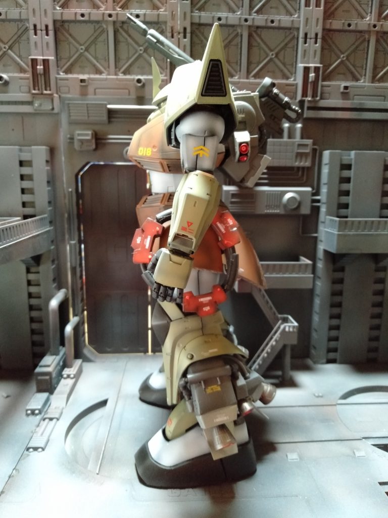 この角度だと、大河原先生の書かれた設定画の色身に近いと想えると思います。製作記事のとおりにバーニアも脚部は全て動きますし、偏光板の角度も可動できます。