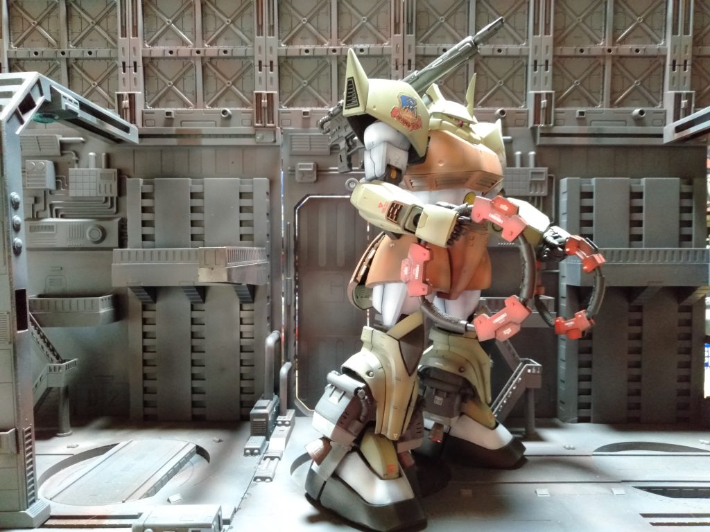 ”ビーム・チャクラム”は製作記事よりも、幅を詰めて完成させてますので、小さく見える限界にしてます。多分、1年戦争時にジオン軍技術部等でも”ビーム兵器”の小型化の限界がこれくらいではないかとも、判断してる大きさです。