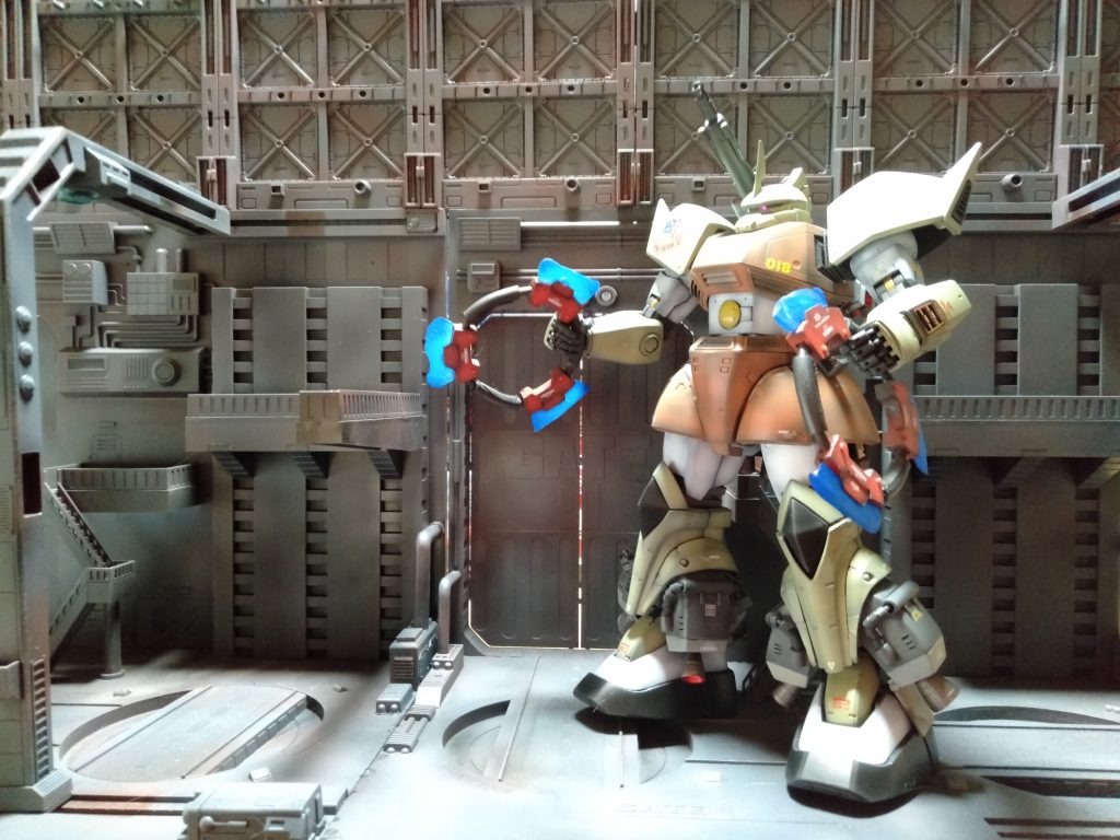 ”ビーム刃”は、クリアレジンにて製作して着色しております、その際はいつもの様に発光時のグラデ―ションになるように、塗装しております。ので、光の入り具合でこんな感じに見えると思います。