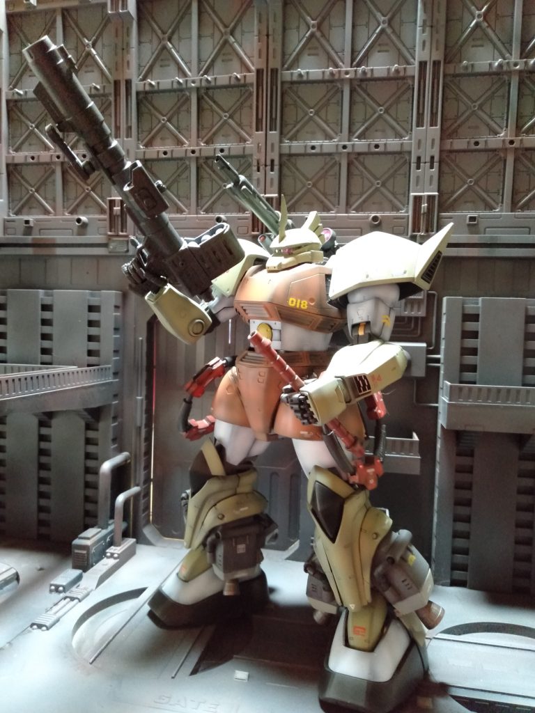 最後にでっち上げた、”ロケット・バズーカ”と多分使用されてない”ビームナギナタ”。やっぱ、製品は軽いよなぁ～フルスクラッチだと重いもんｗ。