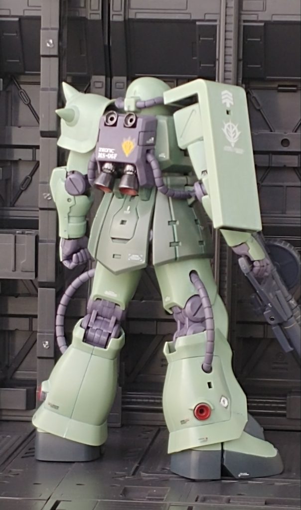 バーニアは筆塗り、ジオンマークはつい貼りたくなってしまう(;´д`)