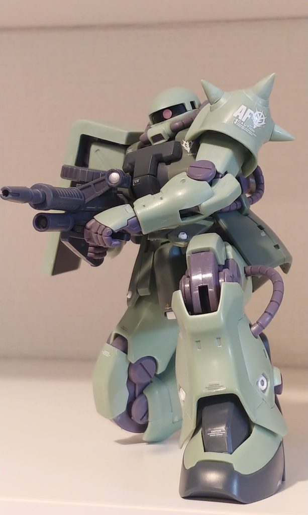 膝立ちか難無く出来るのが、ロボット魂の魅力