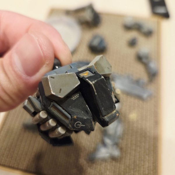 制作途中の『1/144 HG  JESTA CANNON 』ですが、これは成形色活かしで、エナメル塗料や水性塗料でチッピングをしたりウェザリングやフィルタリングをしたり、粉物を使ったりと、汚しのレイヤーを重ねています。あー、終わりが見えません(笑)（1枚目）