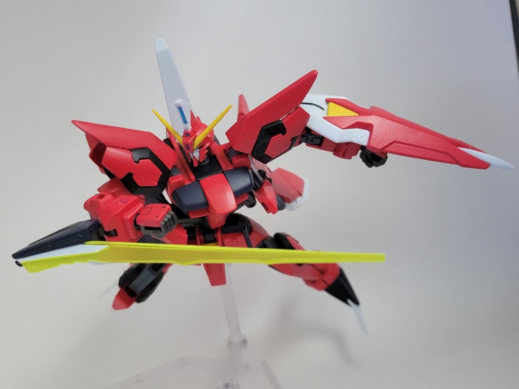 手足のサーベルは爪をまるごと差し替えで再現。ジャンク入れにビームアックスのパーツがたくさんあって助かりました。