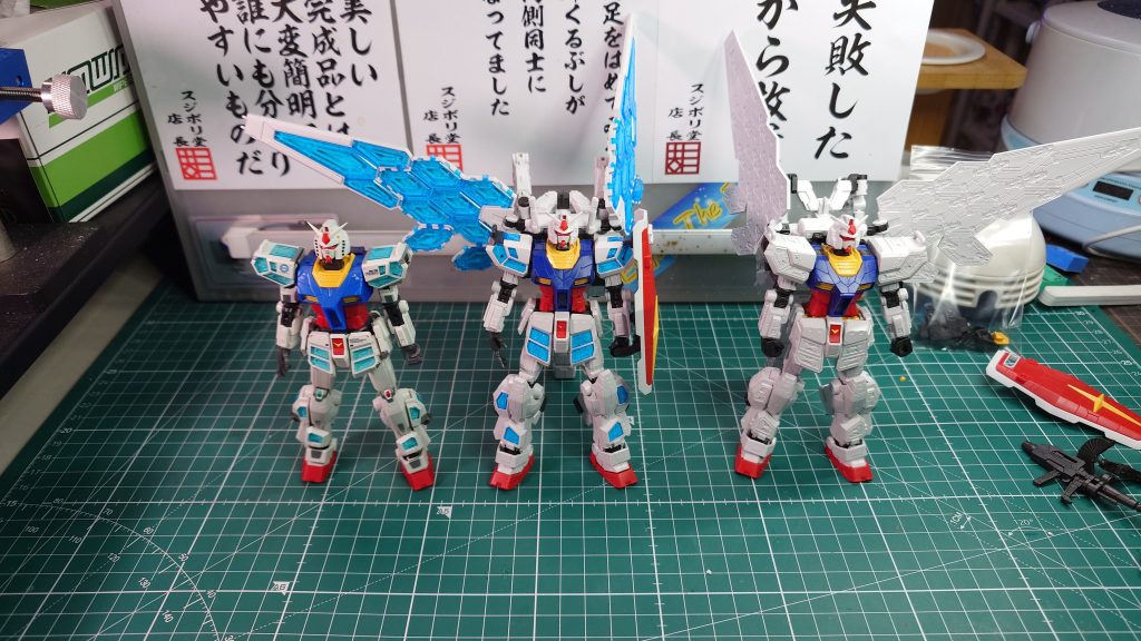 一応参考画像として右からEG、HG、ROBOT魂版となります。EGはシールを貼っていないのでなんか太ったガンダム感がありますがこれもまた塗装したらここにあげるかもしれませんｗ 