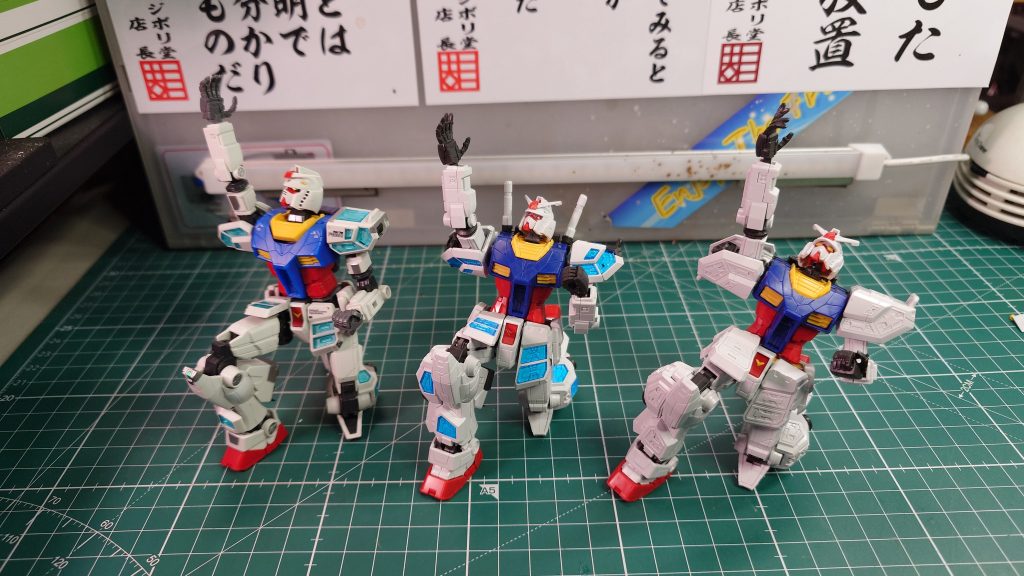 並べるとわかるのですが意外とHG(相当)の出来が非常にいいです。ROBOT魂版は肩のフック部分が貫通していないので謎の突起になっていますｗROBOT魂版のグラスフェザーも購入していますので届いたらXの方には感想を上げる予定です。