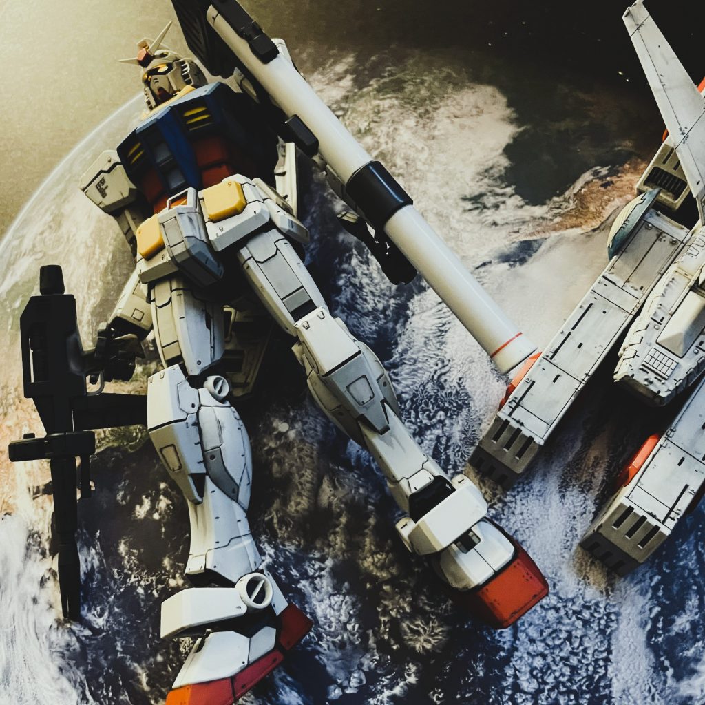 別の投稿の再掲です。MGガンダムversion 3.0のボックスアートの再現を意図しています。ホワイトベースはEXモデルから。