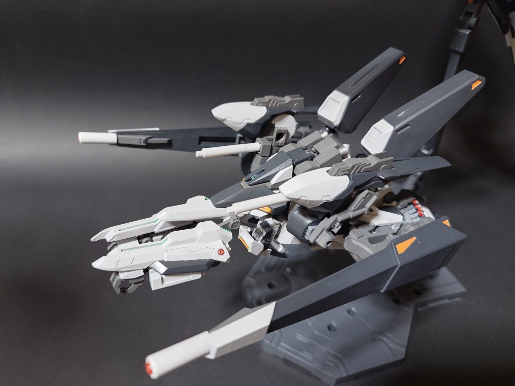 MA形態フロントアーマーを前面に出せるようにましたバックパックのモノアイ付き頭部保護カバーがおりて頭部が格納されます(頭部は外してごまかしてます)