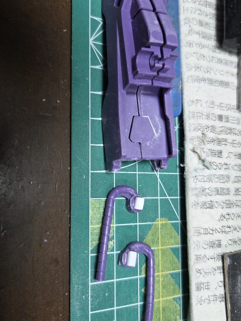 このパーツも分割してはめ込み出来るようにしてます。