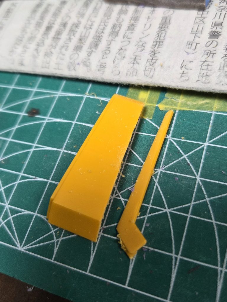 バックパックの真ん中のヘッドカバーのパーツがっつり合わせ目が出来るので、挟み込みの黄色パーツうすーくスライスして