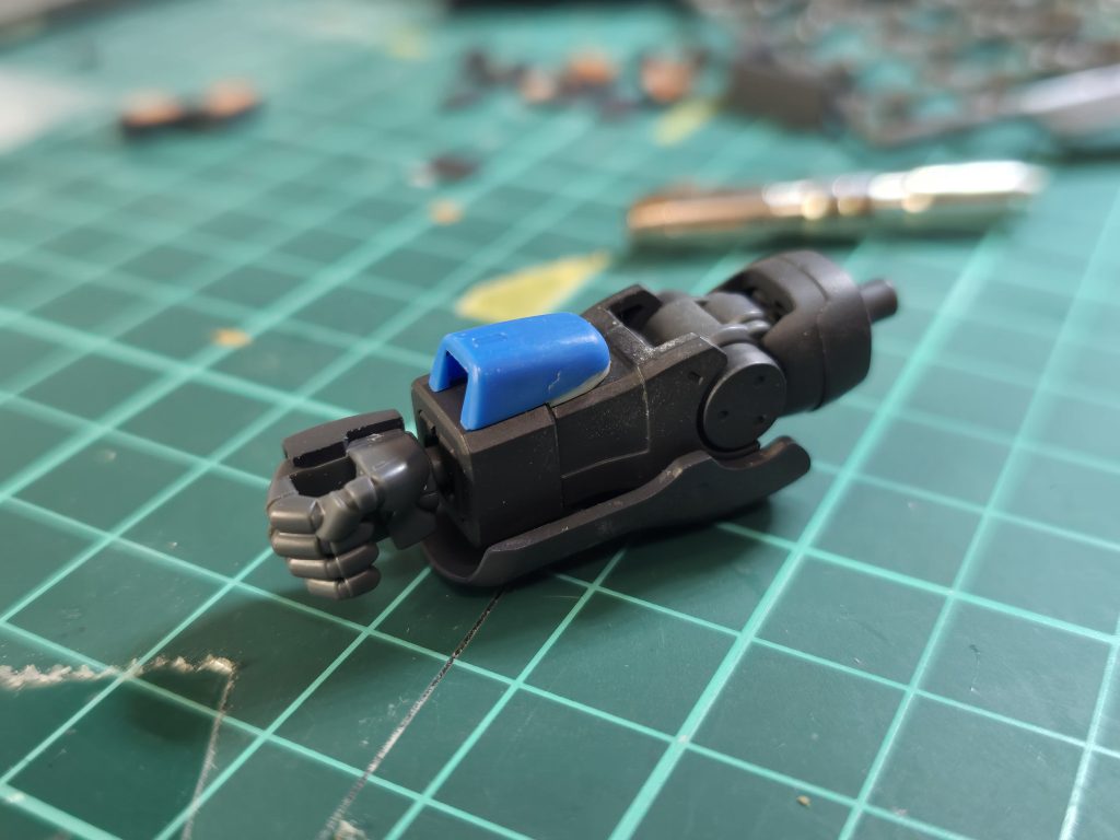 HGUC初期のグフのヒートロッド射出口を整形、移植