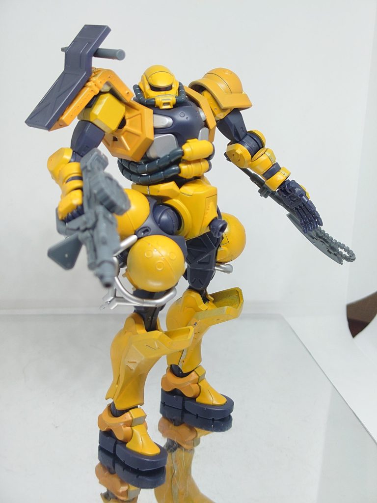 黄色系統で塗り分け、鹵獲ザク風にしてみました。