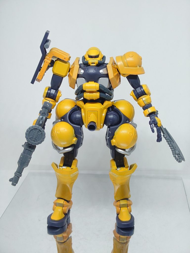 軍警ザクのシールドを右肩に、ヒートホークを左前腕にマウントし、持ち替えなしで使用可能。