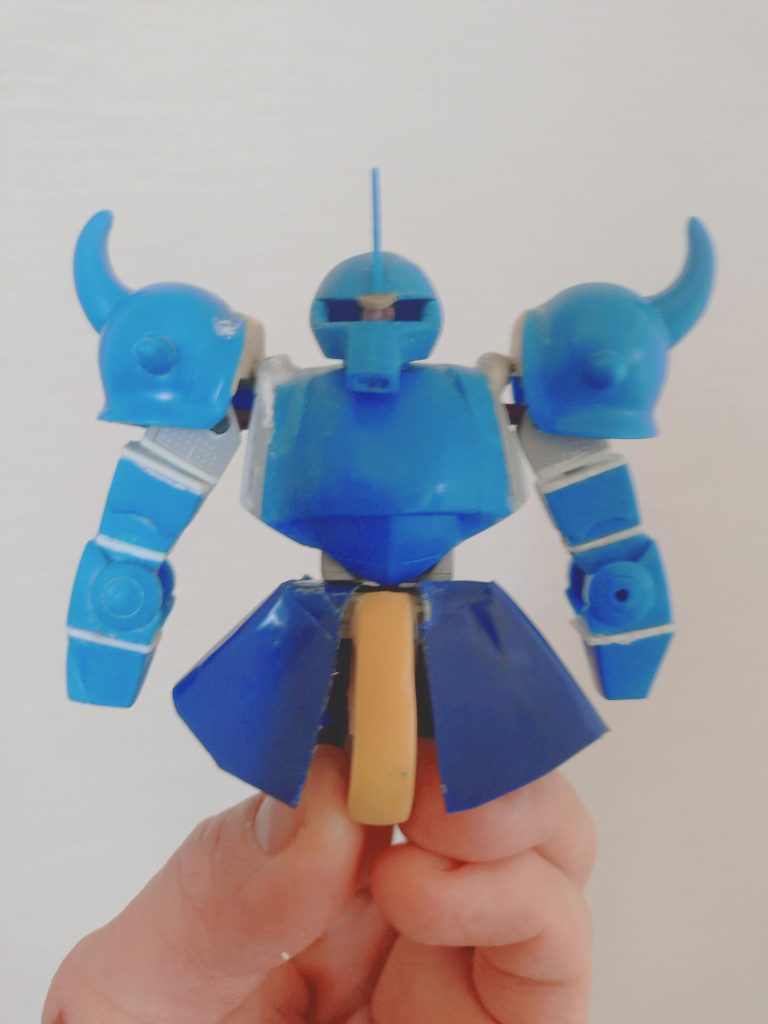 さて、ちょこっと製作秘話など。最初期の腰アーマー。当初はビニールテープのみでなんとかしようとしてました。しかしながら、テープの貼り合わせで作るとどうしても段差が出来てしまい、自分の足りない頭では解決策もなく、ここからどうしよう、としばらく頭を抱えました…