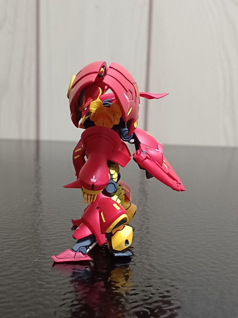 左サイドから。画像を貼って気付いたんですけど、このアングルだと目がチラッと見えますね。なかなか良いのでは❔腕フレームの根元らへんスミ入れ忘れてますね~(zaku-kao4)まぁ、飾るときは正面なのでいいか(笑)