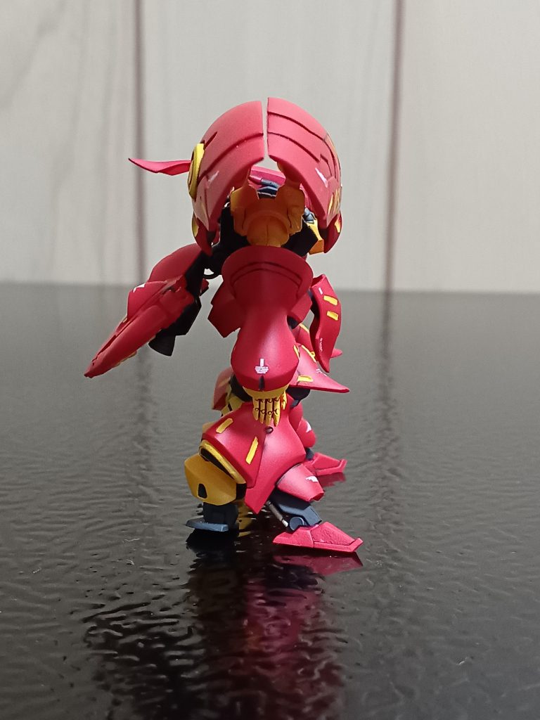 右サイドから。腕アーマーの合わせて目を消そうとするとめっちゃ面倒なのですが、頑張りました(zaku-kao4)