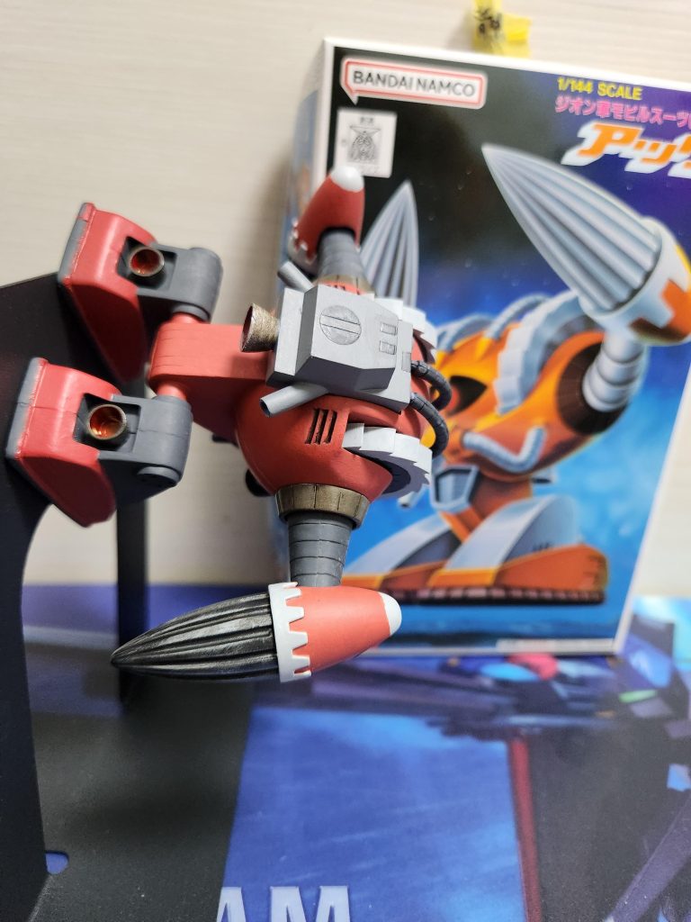 足に磁石を仕込ませたので重力に逆らえます。