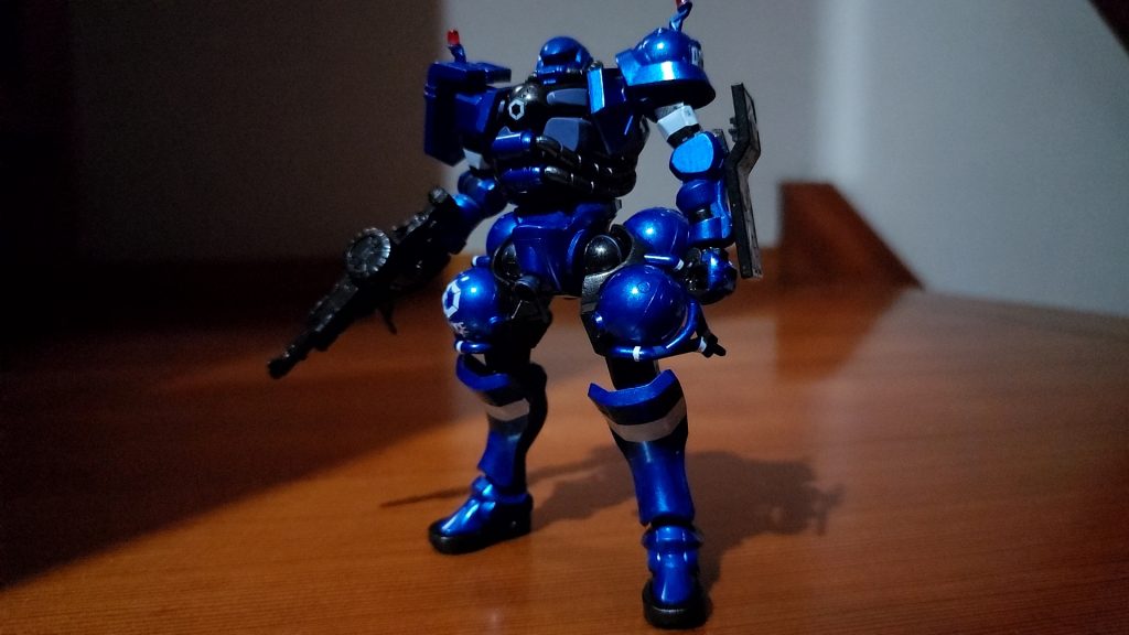 今回は艶ありで良いかなチマチマと回転灯にLEDを仕込んだまでは良かったのだが…