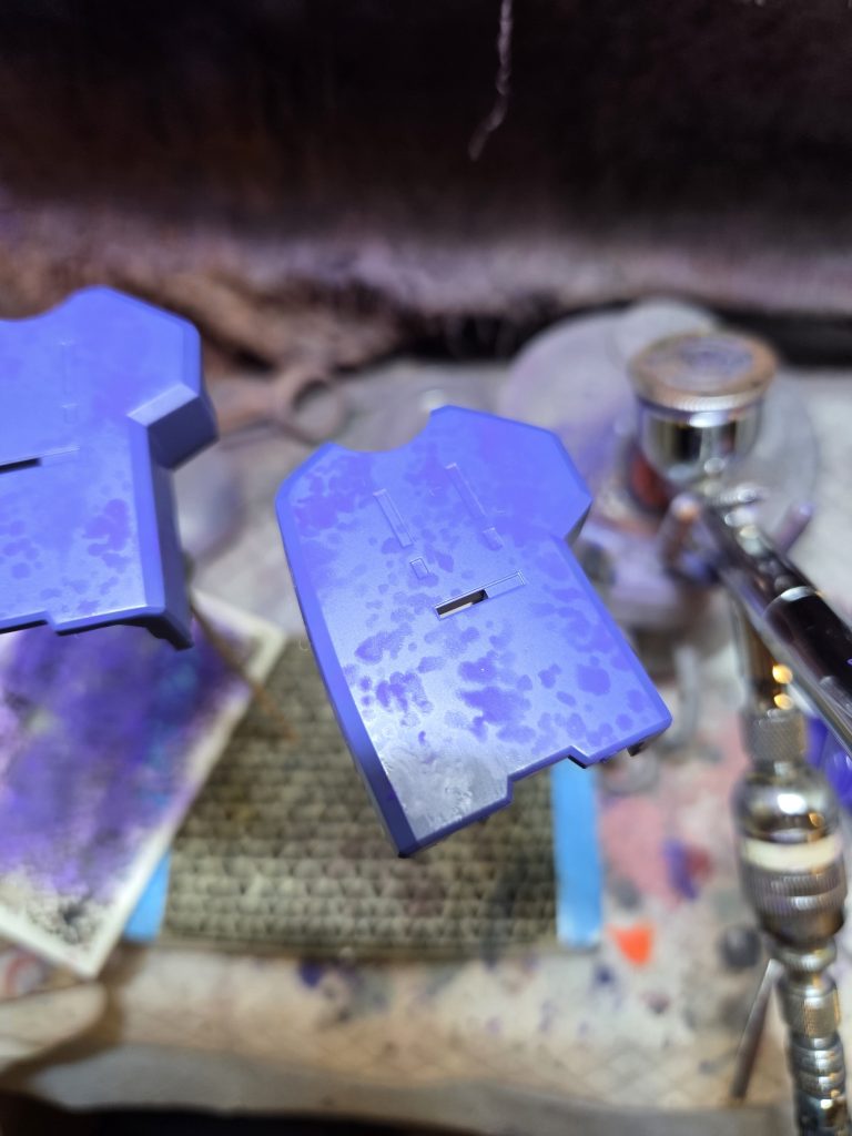 基本色よりも濃いカラーをテンプレート越しに吹き付けるとこんな感じになります。