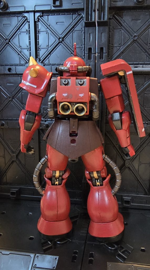 後ろ姿。所々に、差し色としてゴールドを使用。パイプは焼鉄色。ちょいと、ジョニーライデン氏の紅い稲妻と、サイコザクを足して2で割ったような配色になってしまいました笑