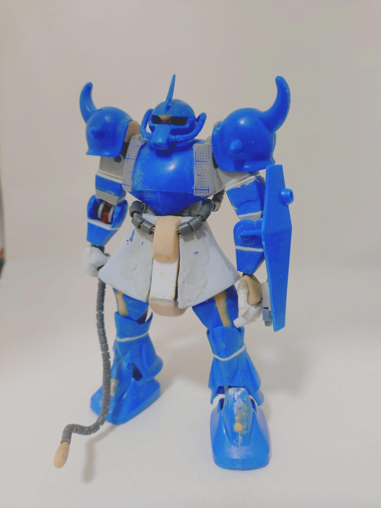 セメダインのポリパテとビニールテープの合わせ技を思いつき、大分形に。ただし、ここから2度ほど腰アーマーは作り直ししてます。パテを厚くしすぎて足がうまく可動しなかったり、股関節をボールジョイントから軸接続に変更したりとかで。試行錯誤は面倒ですが、楽しい時間でもありました。