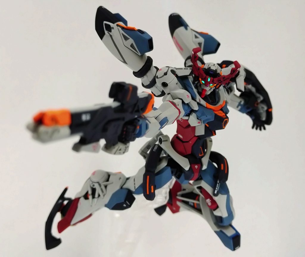 説明書のポーズ皆さん書かれてるとおり、可動範囲は申し分無し!片持関節とか新しいけど、大した違和感もなく。構造がシンプルなのでビクビクしなくてもよいです。