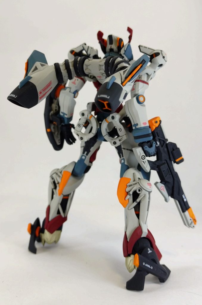 背面かなり特徴的なバックパック。作業ほとんど終わってから、キットと設定の大きな違いに気づいて、加工する気力はなかったので大きめデカール貼って誤魔化してます。もっと資料を見なけりゃいかんね!バックパックの左右は脱着できるように加工しました。普段は改造しないんですが、コイツは塗り分け考えたらやっておいた方がいいかなと。