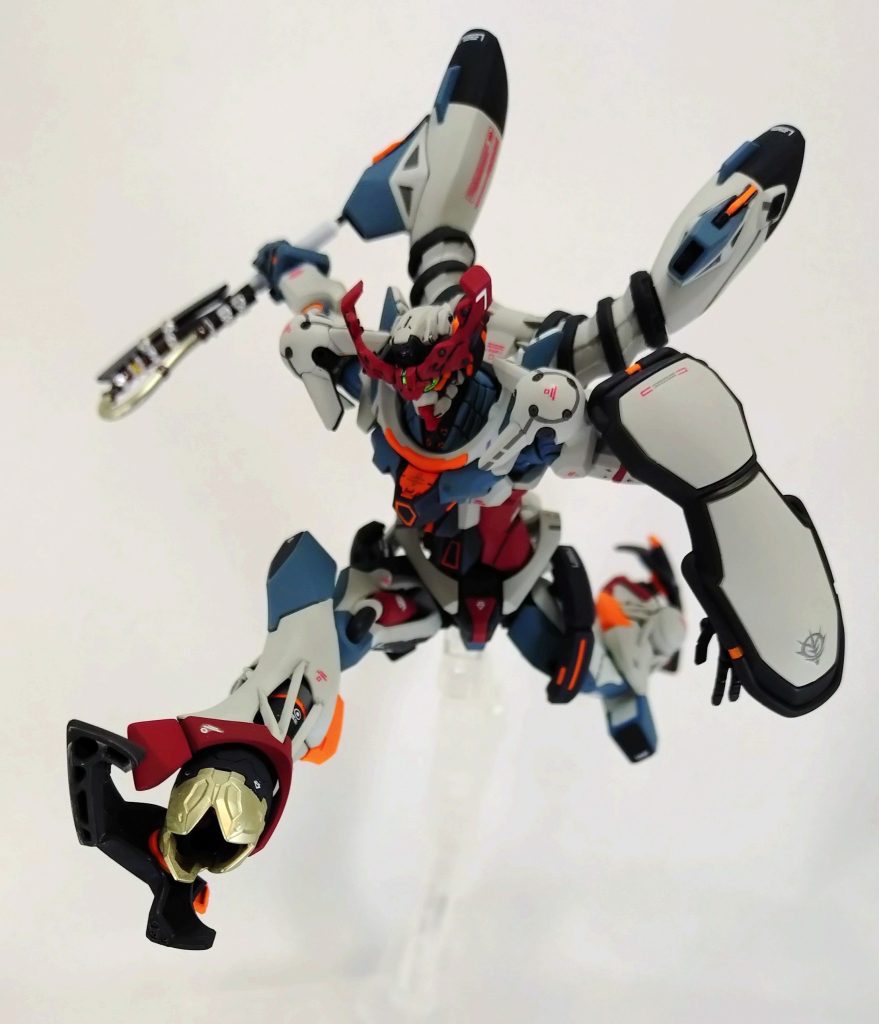 説明書のポーズ2足首から下も片持で、この機体一番のお気に入りの部分です。というか、足全体がかっこいい!トラス構造っぽいのとか、タンク的なのが露出してるとか、強度的にとか、動力の伝達とか、どうなってんだろ?的なのとか、新しい感じがたまらんです。