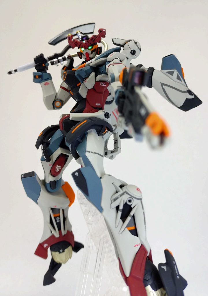 何かの絵のポーズ両武器とも持てるのがいいですね。トメノスケヒートホークの赤熱塗装は…気が向いたらやろうかな