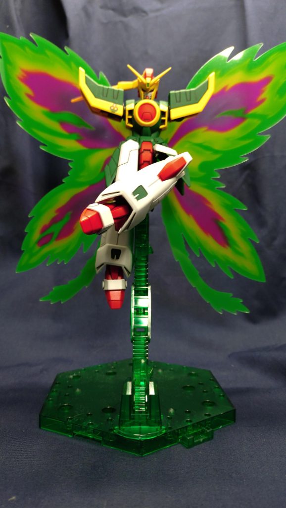 腕を外し、エフェクトパーツを取り付け・・・ゴッドガンダムとの一戦再現!このシリーズにはシャッフル同盟のデカールをいれてましたが、悩んだ結果肩にワンポイントで入れました。