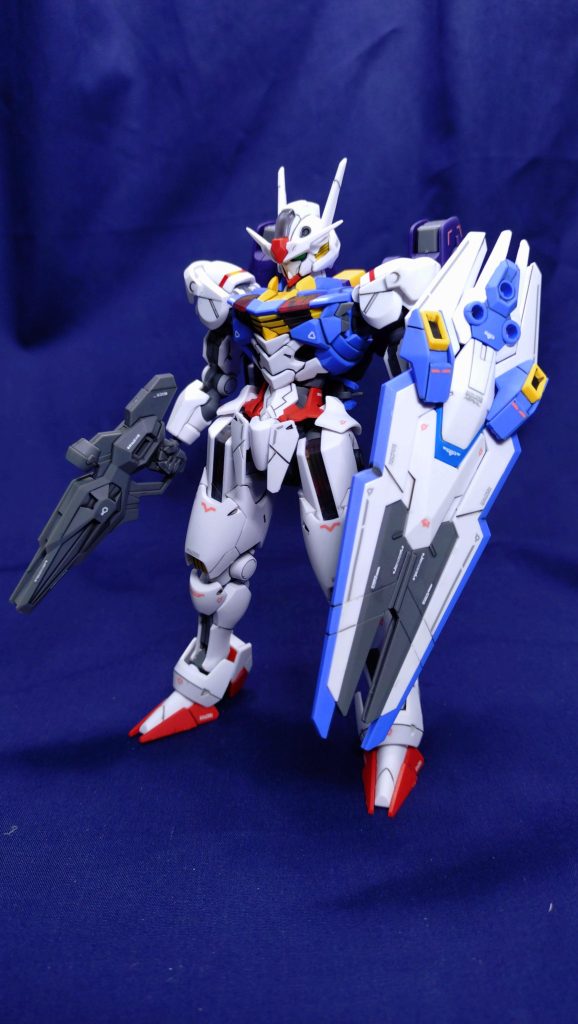 キットは素組み。アンテナのみシャープ化。シール+汎用デカールを使い、部分塗装後に艶消しをしました。手直しは、肩にあるホイルシールが浮き上がってしまっていたので、ナイフでサイズ調整をしました。