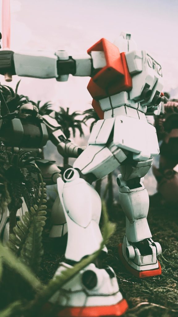 ナウマンのザクの動きを止めた後、ブラウン軍曹のドムへビームライフルの照準をあてるジムです。